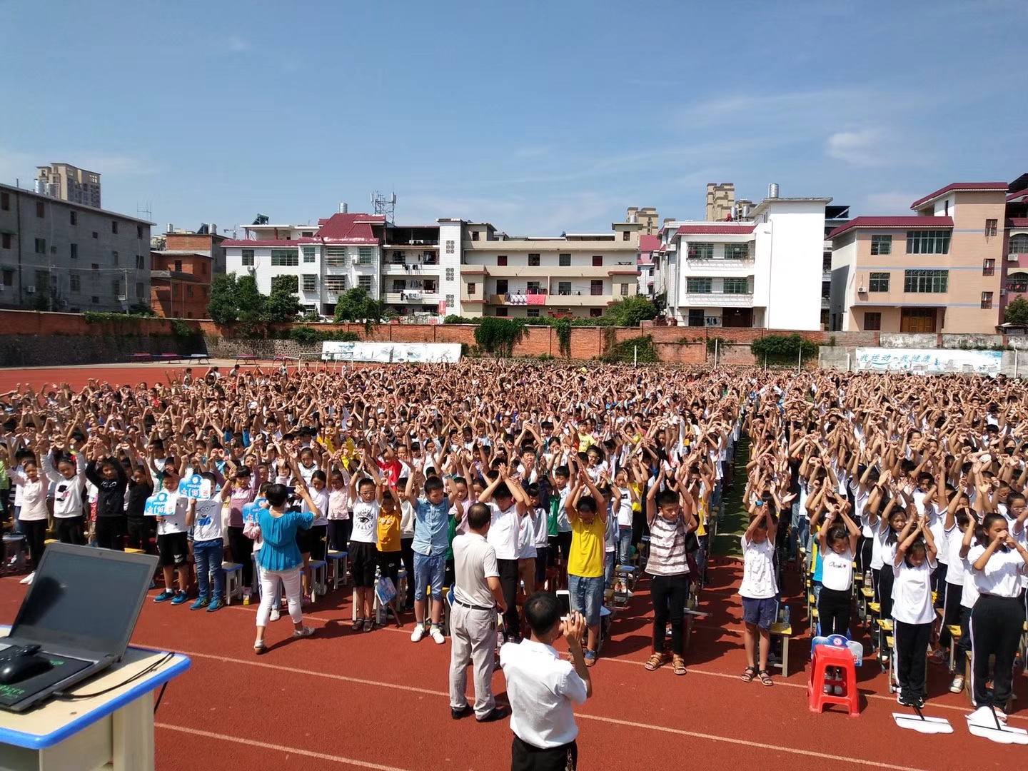 余云老师《不要让爱你的人失望》江西省赣州兴国七中感恩励志演讲站